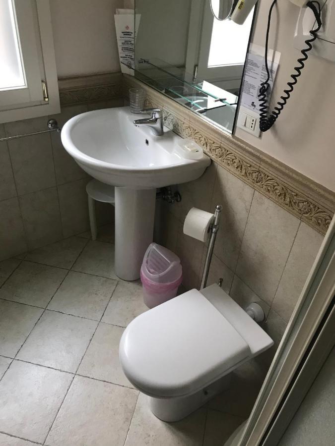 B&B A Le Boteghe Venesia Bagian luar foto